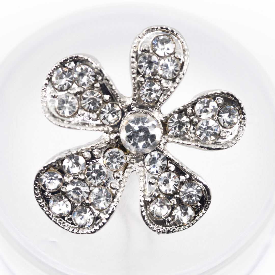 Bouton fleur et pierres précieuses